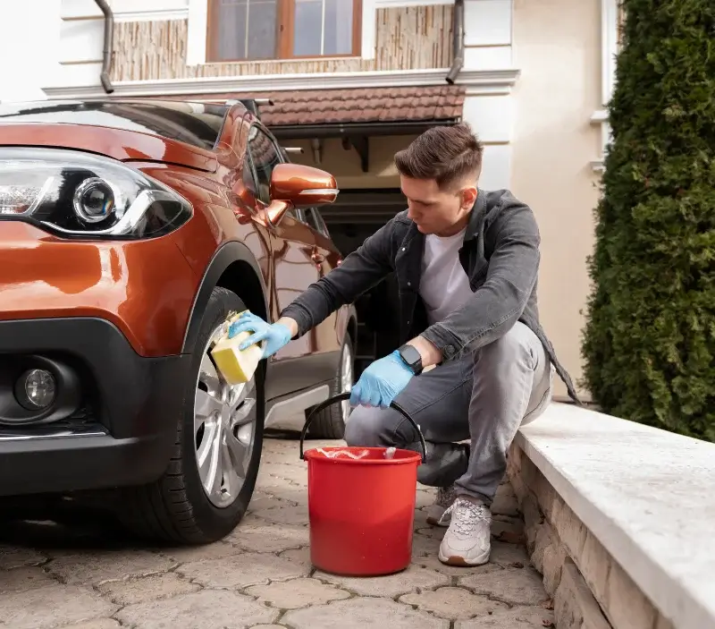 Lavage auto à domicile Trois-Palis : professionnel intervenant sur un véhicule